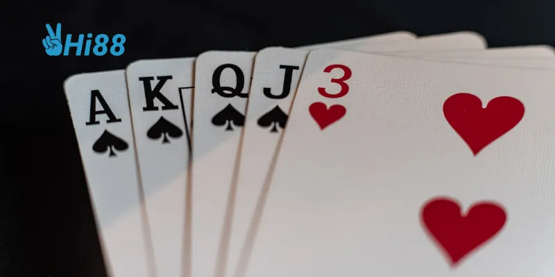 Luật chơi Poker Pineapple yêu cầu sự kết hợp chặt chẽ giữa chiến thuật